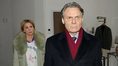 Yvonne schaut Gerner ernst an, der wirkt nachdenklich. - Foto: RTL / Rolf Baumgartner