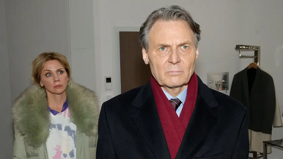 Yvonne und Gerner stehen auf der Verdächtigen-Liste. Yvonne schaut Gerner ernst an, der wirkt nachdenklich.