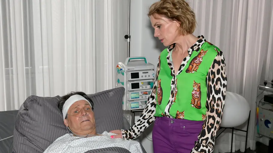 Yvonne macht Gerner eine Ansage. Gerner liegt im Bett, während Yvonne ihn tröstet.