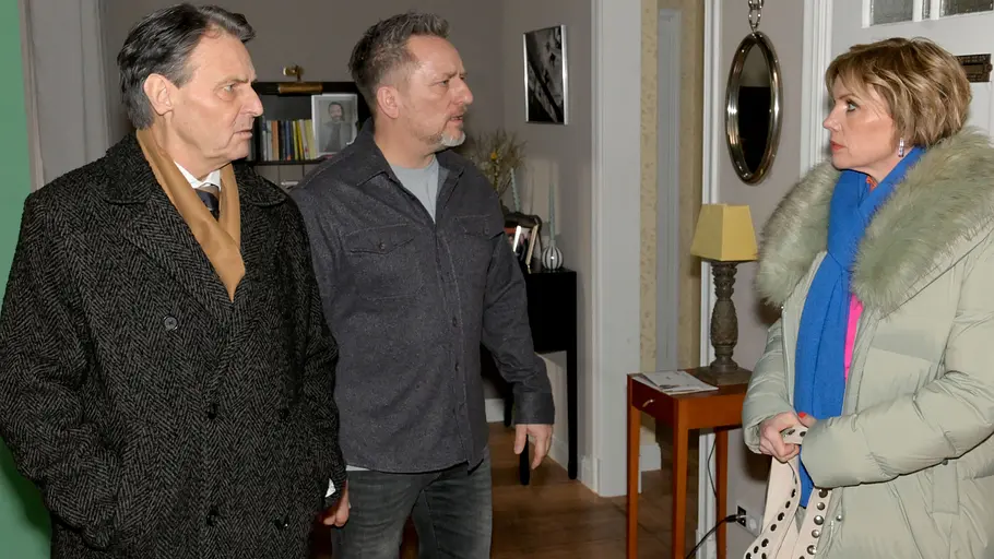 Yvonne steht zwischen Gerner und Michi. Yvonne schaut Michi und Gerner ernst an.