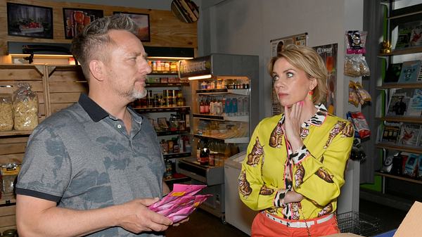 Michi schaut Yvonne ernst an. - Foto: RTL Rolf Baumgartner