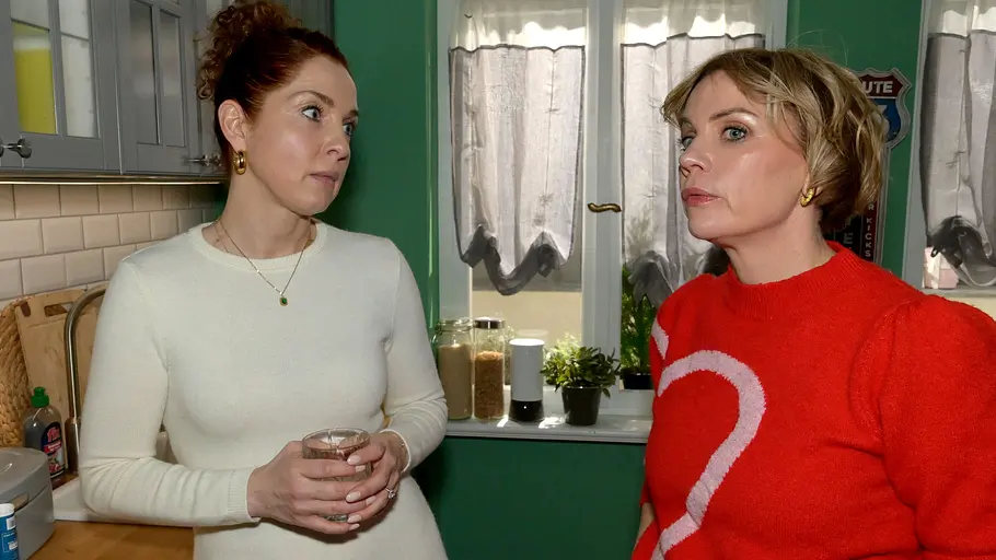 Yvonne zweifelt an ihter Beziehung zu Michi. Yvonne schaut nachdenklich, neben ihr steht Nina.