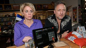 Yvonne und mich schauen verstört in die Ferne. - Foto: RTL Rolf Baumgartner