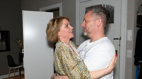 Yvonne und Michi lächeln sich Arm in Arm an. - Foto: RTL / Rolf Baumgartner