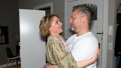 Yvonne und Michi lächeln sich Arm in Arm an. - Foto: RTL / Rolf Baumgartner