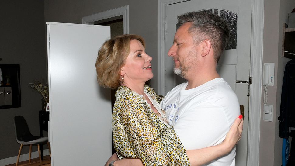 Yvonne und Michi lächeln sich Arm in Arm an. - Foto: RTL / Rolf Baumgartner