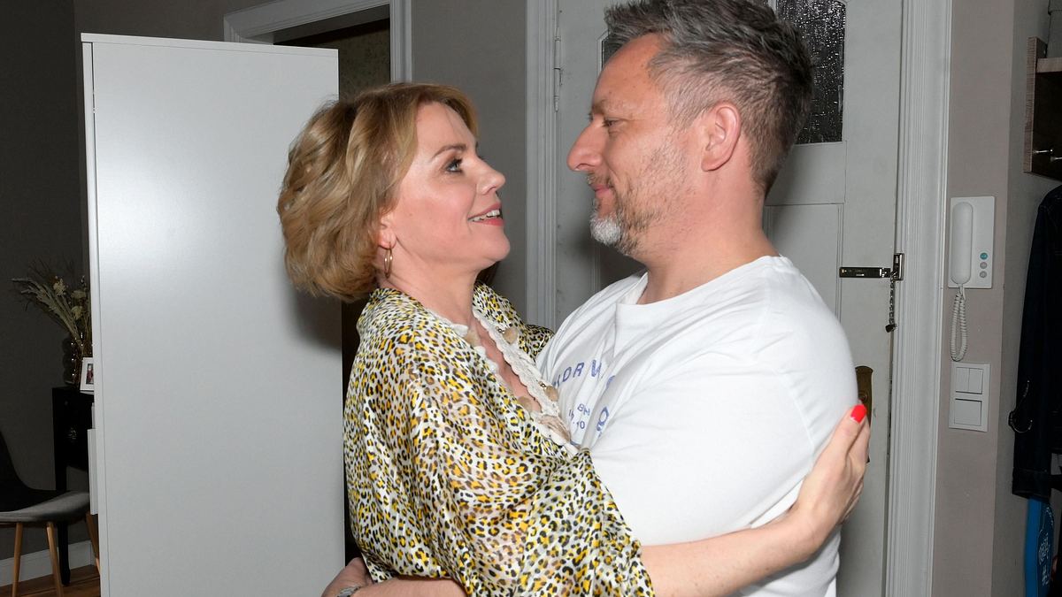 Yvonne und Michi umarmen sich lächelnd.