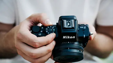 Mann hält Nikon Z50 in der Hand. - Foto: Nikon