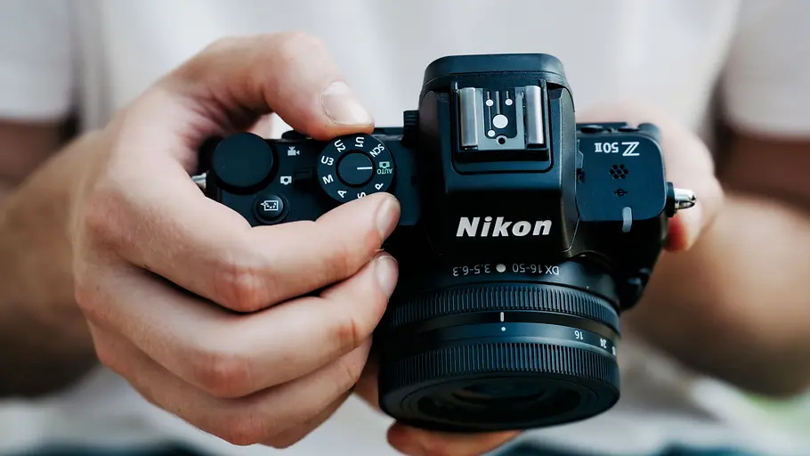 z50ii-test-tvmovie Mann hält Nikon Z50 in der Hand.