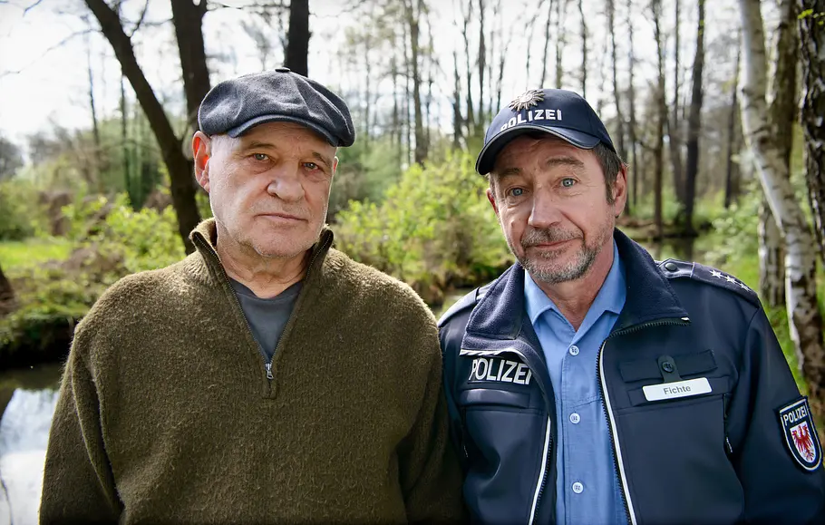 Spreewaldkrimi Spreewaldkrimi - Böses muss mit Bösem enden: Krüger (Christian Redl) und Fichte (Thorsten Merten) stehen im Wald und blicken in die Kamera. Fichte trägt seine Polizeiuniform.