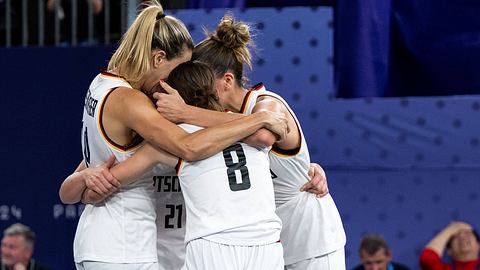 Deutsche Basketballerinnen liegen sich in den Armen - Foto: IMAGO / Eibner