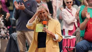 Andrea Kiewel freut sich über den Applaus im ZDF - Foto:  IMAGO / BOBO