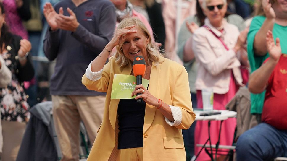 Andrea Kiewel freut sich über den Applaus im ZDF - Foto:  IMAGO / BOBO