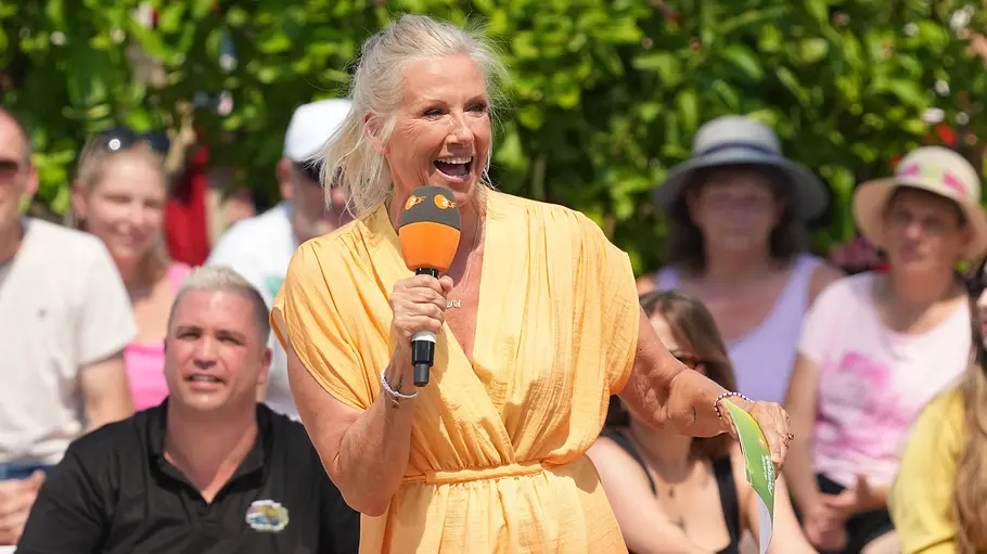 Andrea Kiewel Andrea Kiewel moderiert freudig im Fernsehgarten.