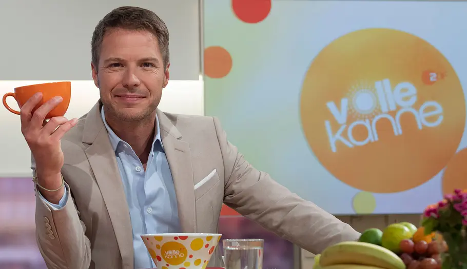 Volle Kanne Florian Weiss hält eine Tasse in der Hand und sitzt im Studio von „Volle Kanne“.
