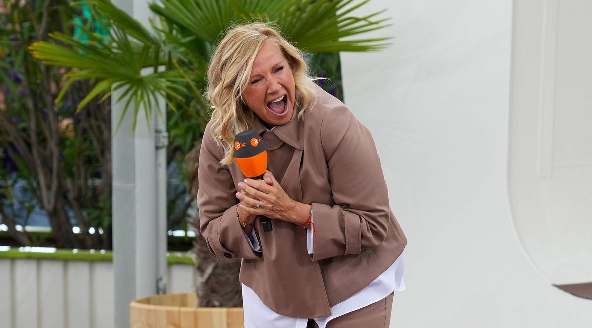 Andrea Kiewel ist verlobt Andrea Kiewel schaut mit offenem Mund in die Ferne