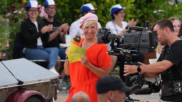 Andrea Kiewel beim ZDF-Fernsehgarten - Foto: IMAGO / BOBO