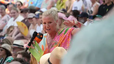 Andrea Kiewel moderiert den ZDF-Fernsehgarten - Foto: IMAGO / BOBO Andrea Kiewel moderiert den ZDF-Fernsehgarten - Foto: IMAGO / BOBO