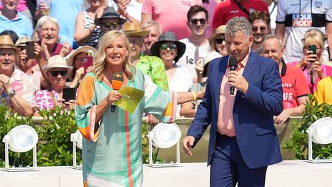 Andrea Kiewel und Semino Rossi im ZDF Fernsehgarten 2025 bei der Schlagerparty auf dem Mainzer Lerchenberg. - Foto:  IMAGO / BOBO