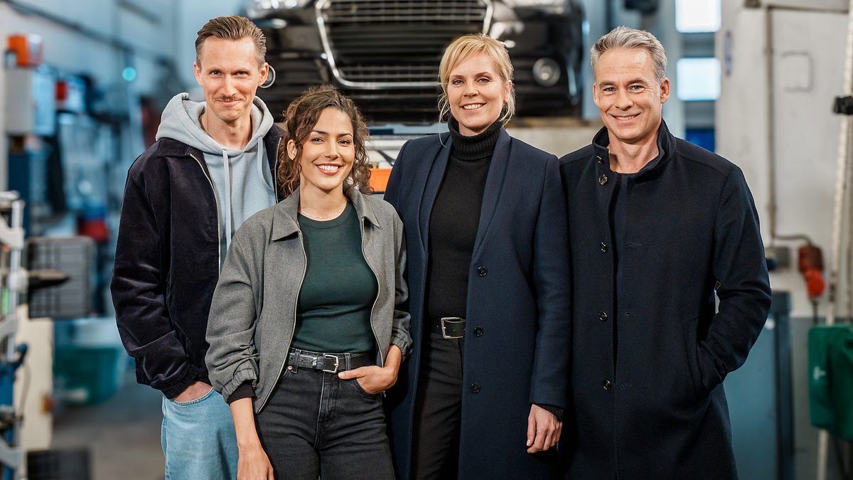 Soko Leipzig Team posiert in einer Werkstatt vor einem Auto