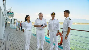 Traumschiff Crew mit Florian Silbereisen an Bord - Foto: © ZDF/Dirk Bartling