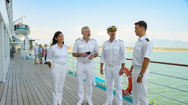 Traumschiff Crew mit Florian Silbereisen an Bord - Foto: © ZDF/Dirk Bartling