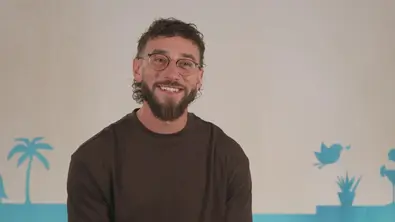 Zimmermann Philip bei „First Dates Hotel“ lächelt in die Kamera - Foto: RTL