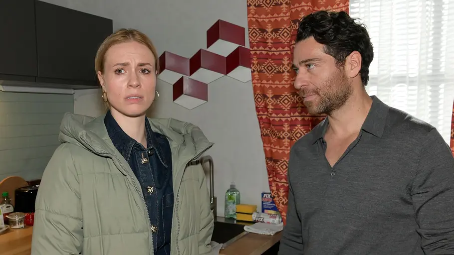 Zoe und Carlos sind alarmiert. Zoe schaut wütend, Carlos guckt genervt.