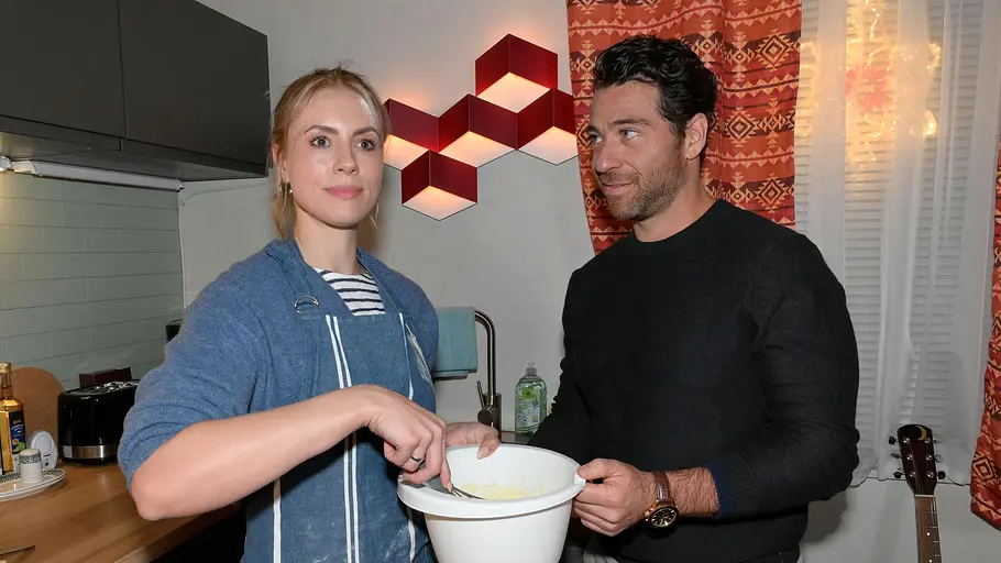 Zoe erinnert sich an ihre Kindheit. Zoe und Carlos backen.