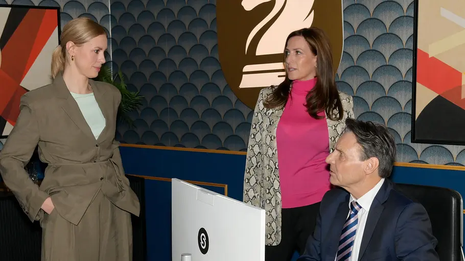 Zoe schaut Gerner ernst an, im Hintergrund Katrin.