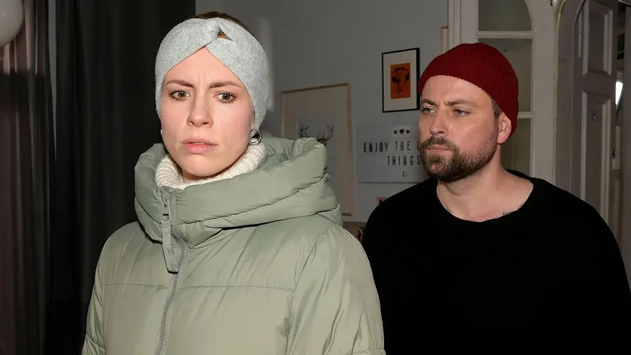 Zoe und John bangen um Clara. John schaut eine nachdenkliche Zoe ernst an.