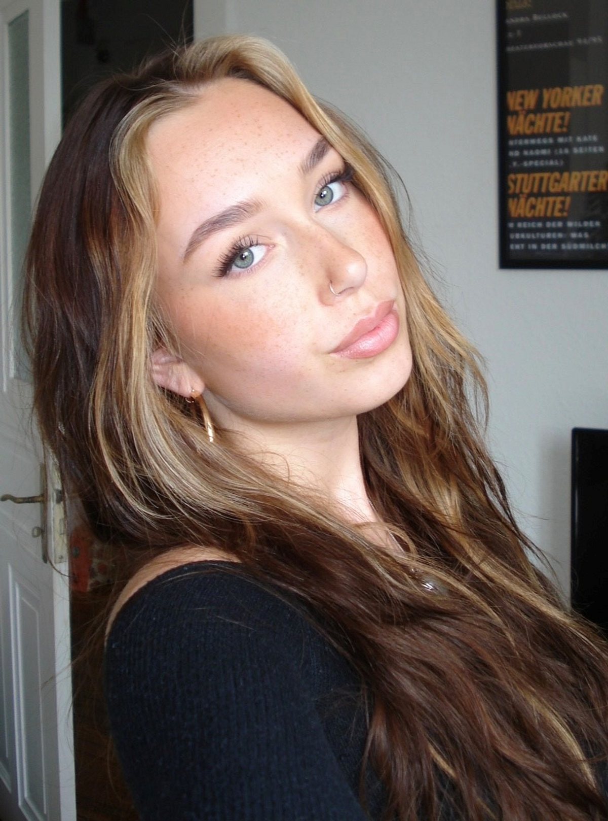 Zoe Mertens TVMovie Autorin Zoe Mertens schaut in die Kamera