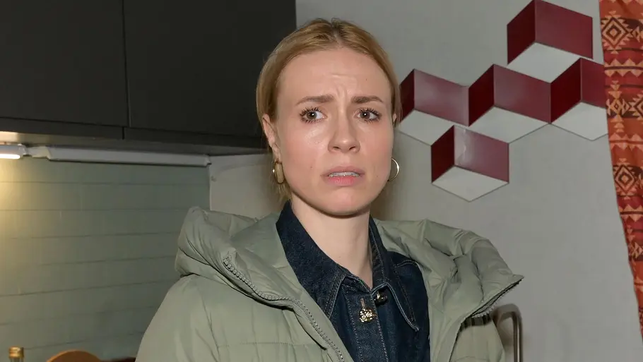 Zoe lässt sich von ihren Emotionen leiten. Zoe schaut entsetzt.