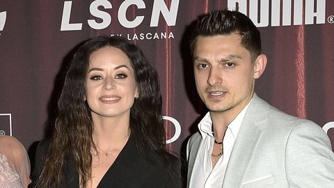 Zsolt Sándor Cseke mit seiner Tanzpartnerin und Ex-Freundin Malika Dzumaev vor einer Fotowand bei einem Event. - Foto:  IMAGO / Future Image