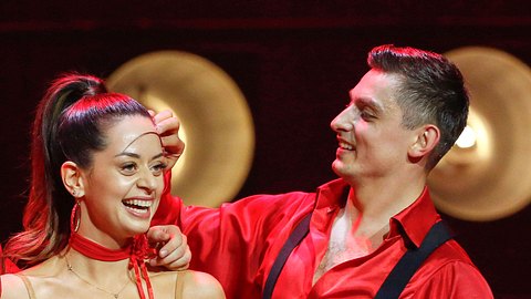 Zsolt streicht Malika liebevoll eine Strähne aus dem Gesicht. - Foto: IMAGO / Future Image
