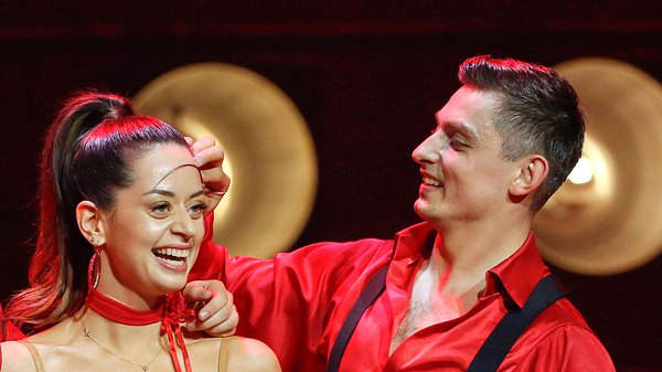 Zsolt streicht Malika liebevoll eine Strähne aus dem Gesicht. - Foto: IMAGO / Future Image