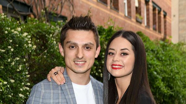 Malika Dzumaev hat ihren Arm umd die Schulter ihres Ex Zsolt Sándor Cseke gelegt, beide lächeln in die Kamera. - Foto:  IMAGO / BREUEL-BILD