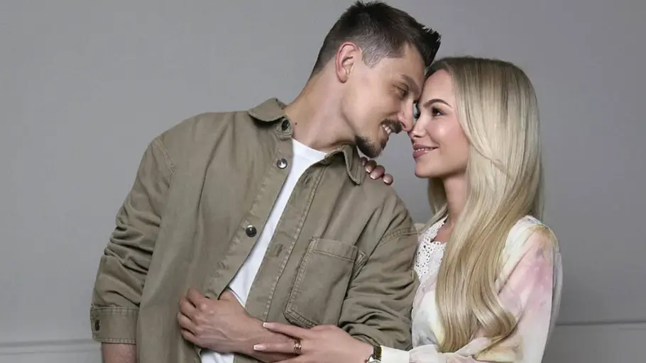 Zsolt Sándor Cseke mit Frau Anna-Lena Zsolt Sándor Cseke und seine Frau Anna-Lena schauen sich verliebt und lächelnd an.