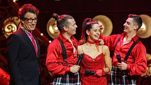 Zsolt Sándor Cseke strahtl Malika Dzumaev bei einem gemeinsamen Auftritt bei Lets Dance an. - Foto: IMAGO / Future Image
