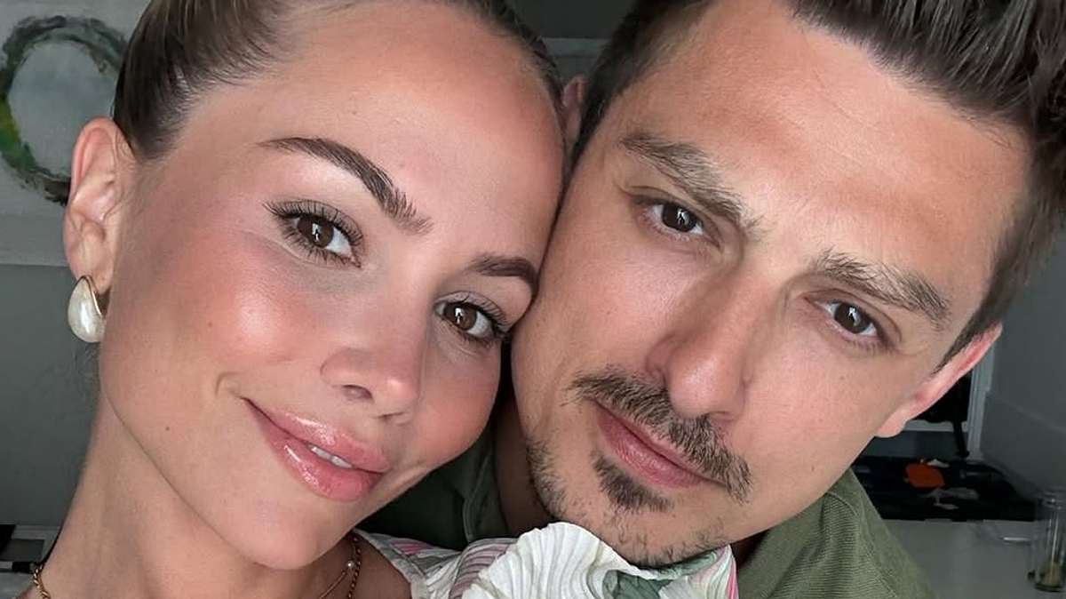 Zsolt Sandor Cseke verlobt Zsolt kuschelt sich von hinten an Freundin Anna-Lena