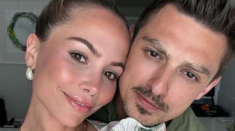 Zsolt kuschelt sich von hinten an Freundin Anna-Lena - Foto: Instagram.com/zsolt_cseke/