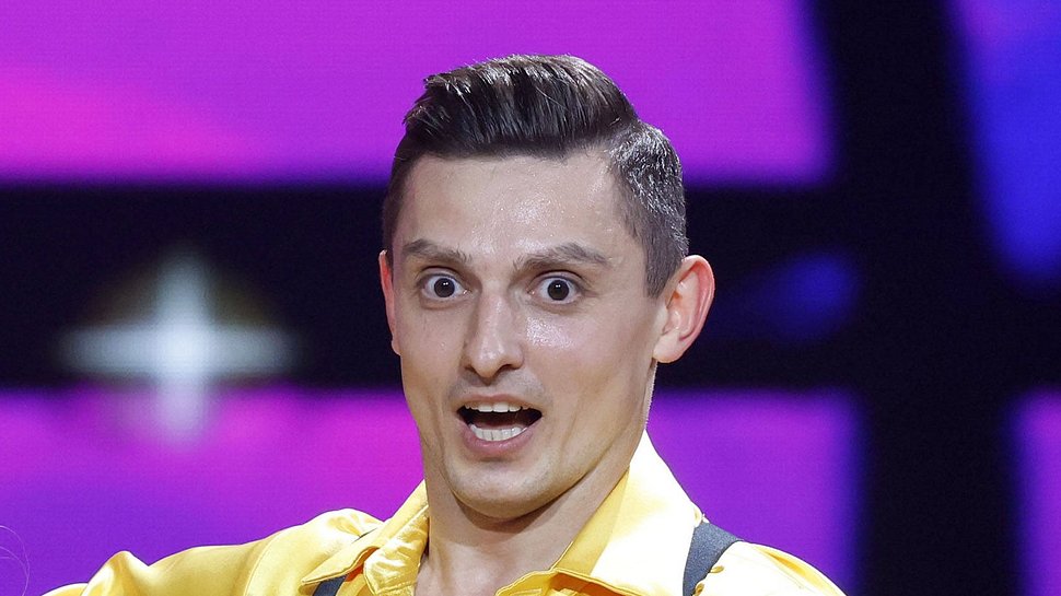 Zsolt Sándor Cseke blickt erstaunt in die Kamera - Foto: IMAGO / Future Image