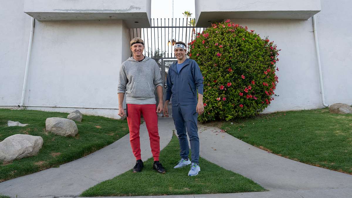 Zugegeben, das hier ist kein Bild aus „Karate Kid: Legends“, aber ungefähr so könnt ihr euch die finale Szene vorstellen. Daniel LaRusso und Johnny Lawrence lächeln in die Kamera.
