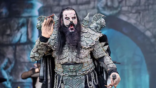Mr. Lordi hält sich auf der Bühne die Hand ans Ohr. - Foto: IMAGO / Future Image Mr. Lordi hält sich auf der Bühne die Hand ans Ohr. - Foto: IMAGO / Future Image