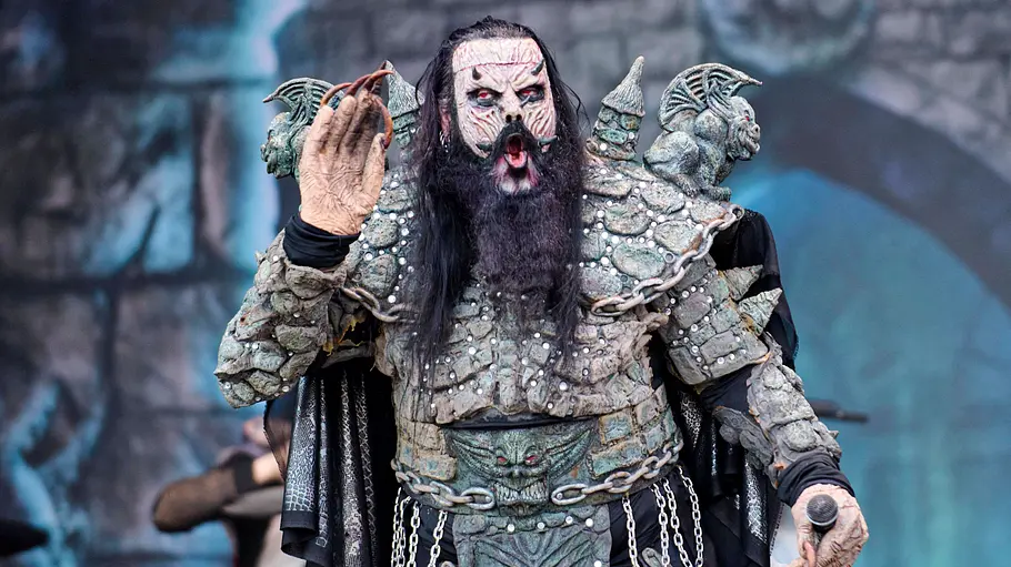 Zum Glück ist Pfingsten kein stiller Feiertag. Mr. Lordi hält sich auf der Bühne die Hand ans Ohr.