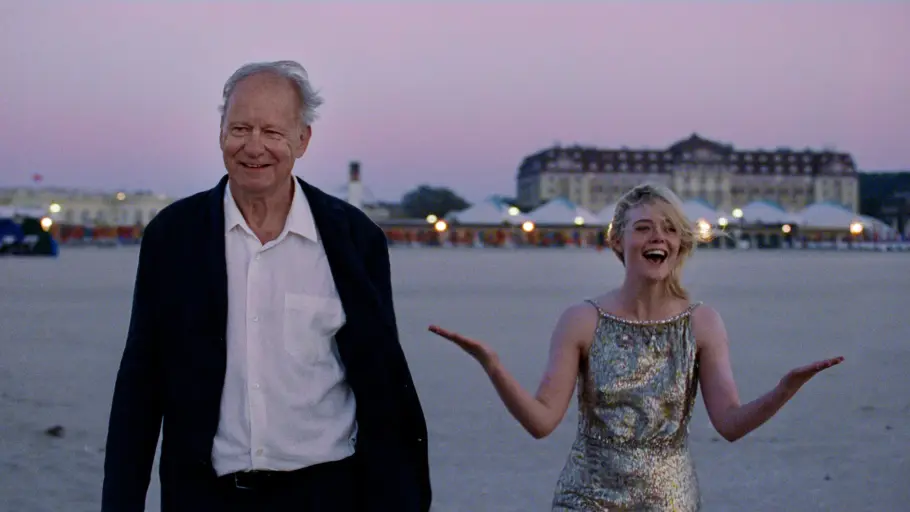 Stellan Skarsgård und Elle Fanning am Strand.