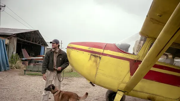 Hig und Jasper neben der Cessna. - Foto: Disney Hig und Jasper neben der Cessna. - Foto: Disney