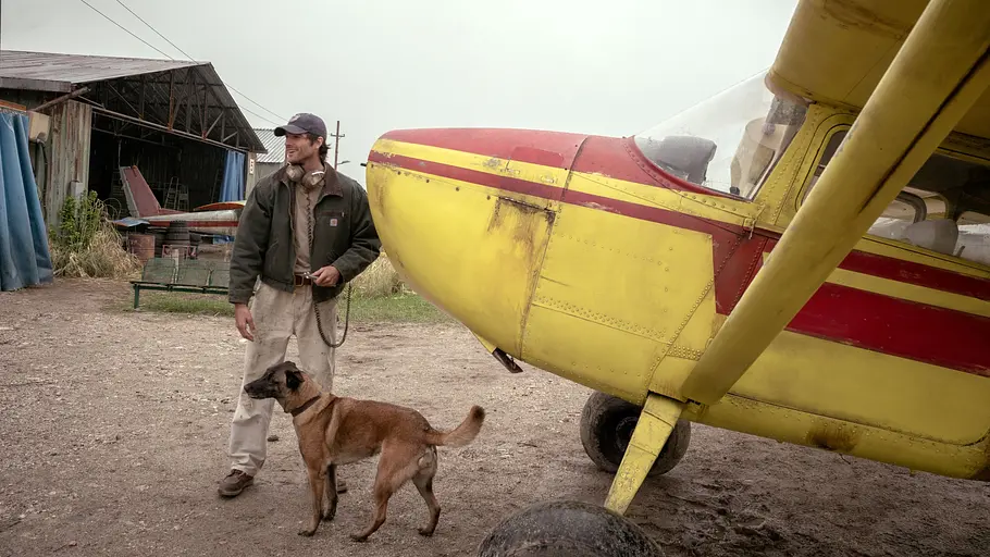 Zumindest an Treibstoff mangelt es Hig nie. Hig und Jasper neben der Cessna.