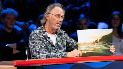 Hugo Egon Balder hält als Kandidat der Sendung „Nobody is perfect“ ein Bild hoch. - Foto: RTLZWEI/Michael Kötschau