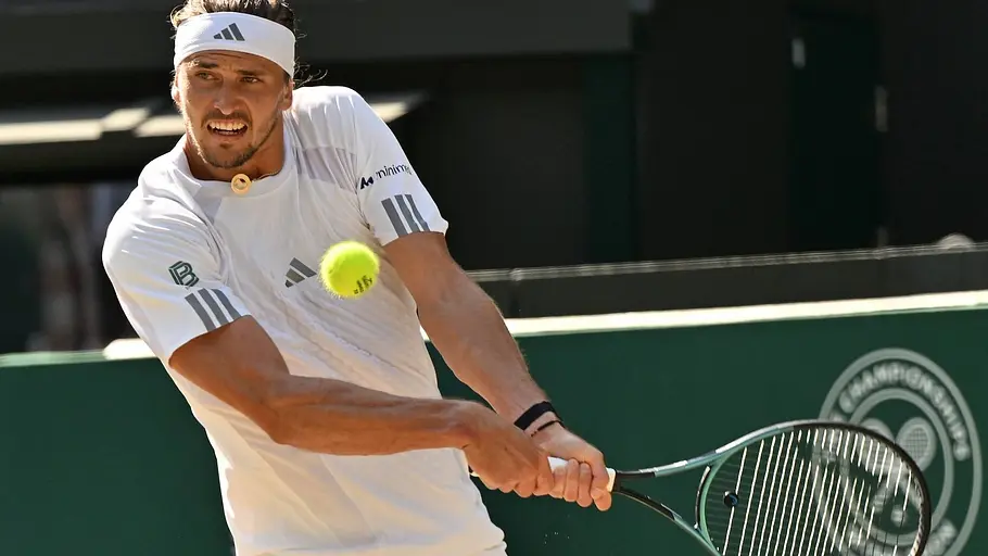 Zverev will ins Finale von Wimbledon. Es wäre sein erstes. Zverev kämpft mit ernstem Gesicht um den Ball.